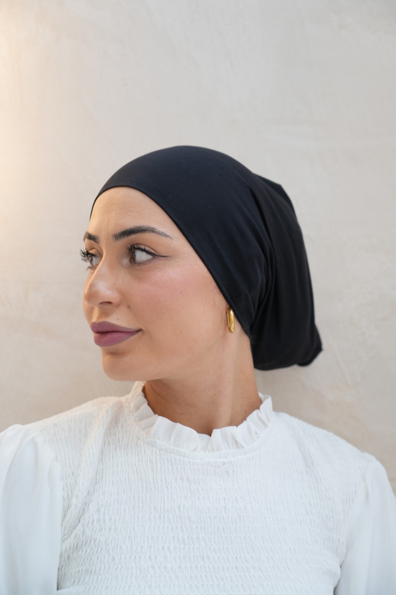 Layl Noir under cap